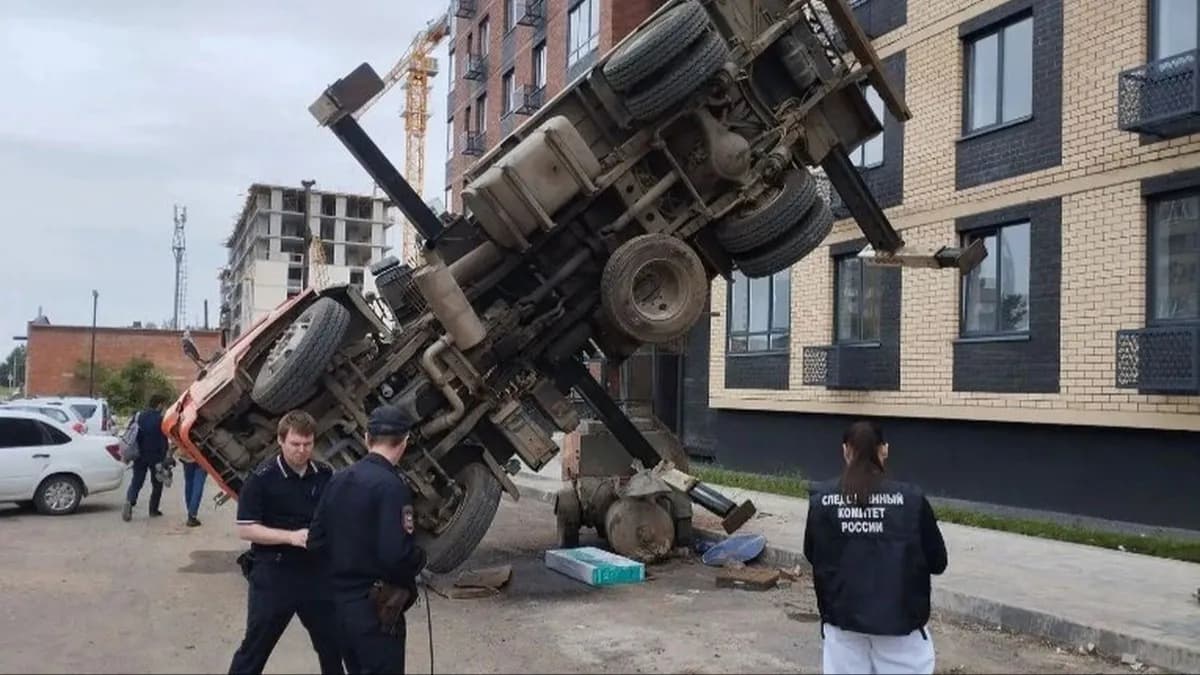 В Глазове перевернулся подъёмник с рабочим в люльке на 8-м этаже