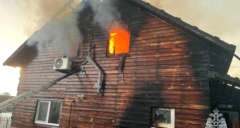 Два дома загорелись в Удмуртии из-за грозы