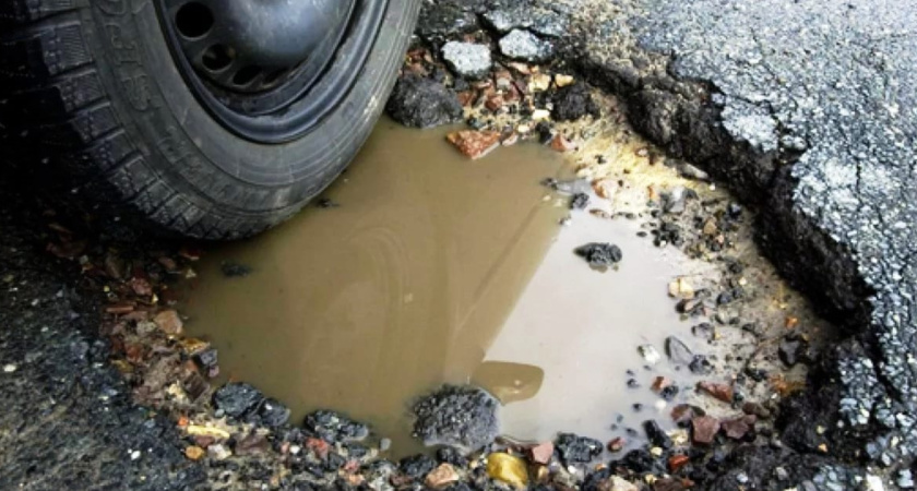 Администрацию Глазова оштрафовали на 100 тысяч рублей за ямы на дороге