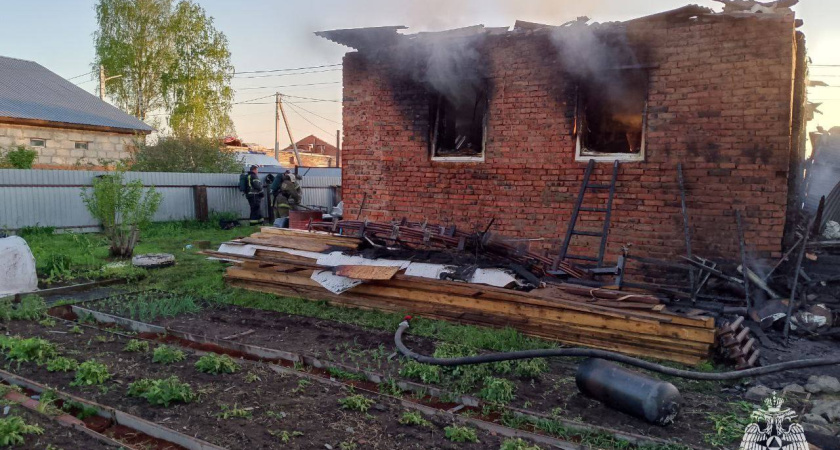 Из-за детской машинки в Глазове сгорел дом