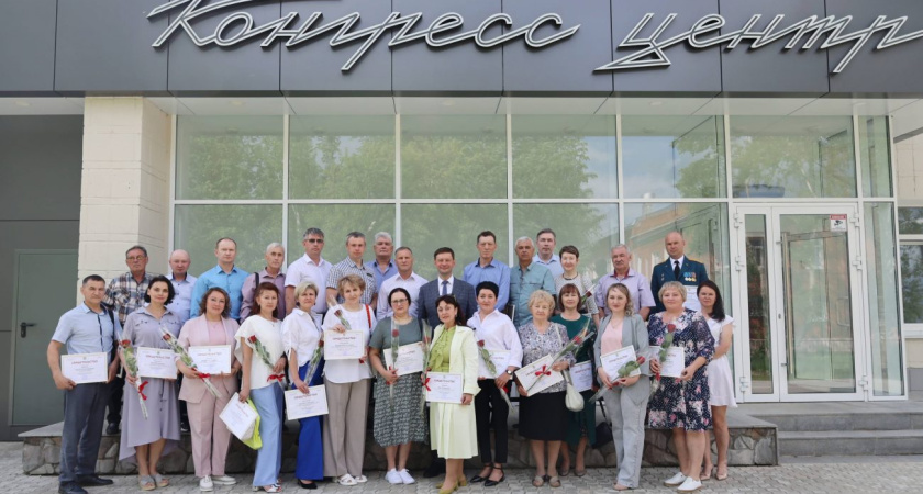 Глазовчанам вручили удостоверения о внесении их имен на городскую Доску Почета