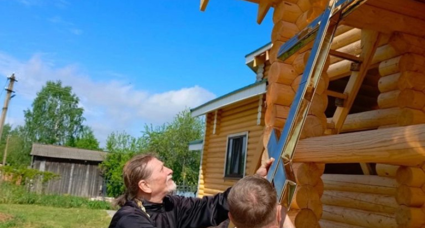 Для нового храма в деревне Адам Глазовского района освятили крест и маковку