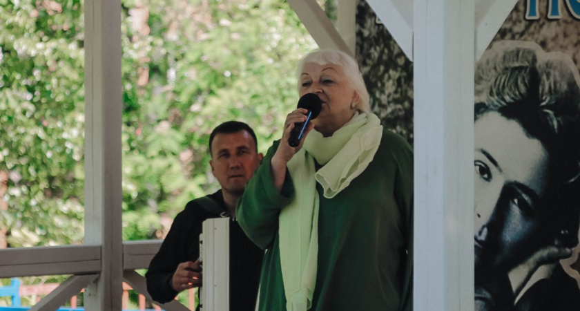 Глазовский Народный театр принял участие в межрегиональном фестивале «Вишневый сад Книппер - Чеховой. Театр под открытым небом» (12+)