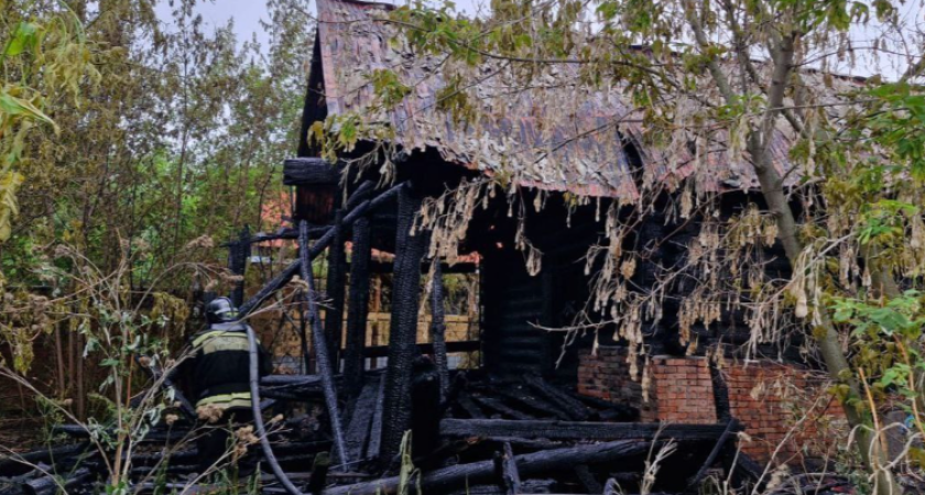 В Глазове на улице Гоголя сгорел нежилой дом