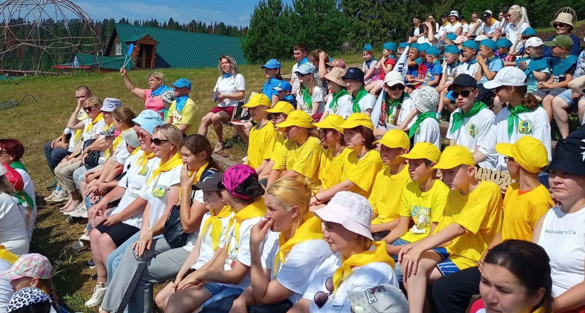 В Удмуртии участники детского эко-движения «Зелёный марш» собрали более 10 600 кг вторсырья, высадили 1 385 деревьев, обустроили 6 родников и многое другое