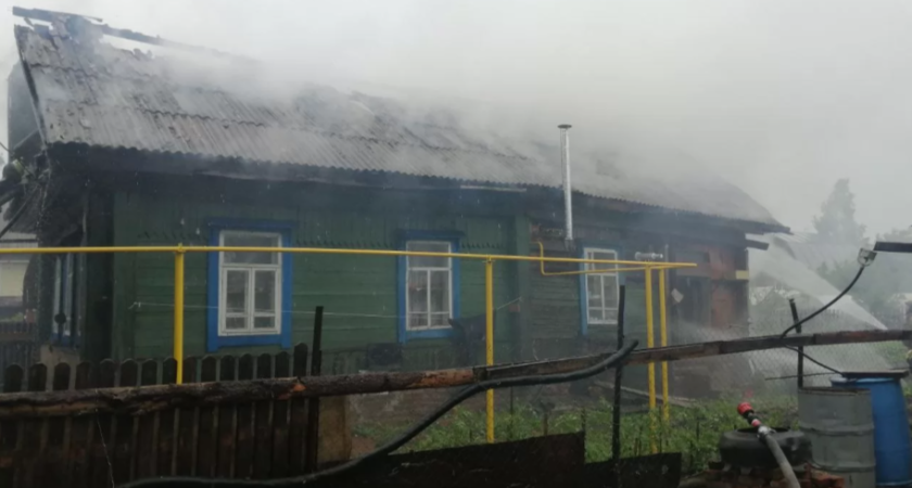 В Глазове из-за неисправной электропроводки загорелся дом в районе Аэродрома