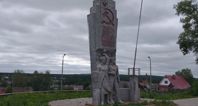 В селе Красногорское Удмуртии ликвидируют советский памятник «Мир, труд»