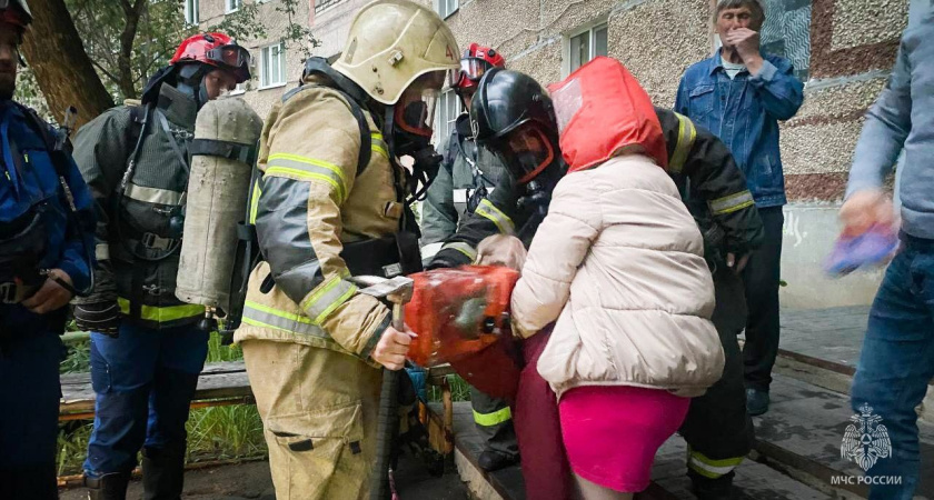 16 человек спасли минувшей ночью на пожаре в Ижевске