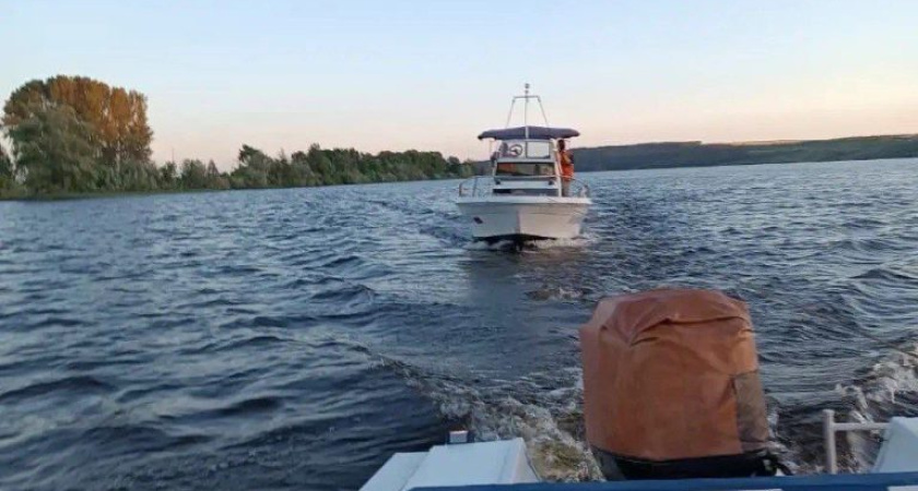 Двое мужчин и ребенок застряли на Каме