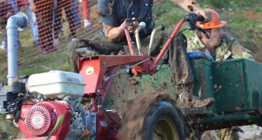 В Юкаменском районе устроили гонки на мотоблоках