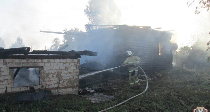 Огонь уничтожил жилой дом и хозяйственные постройки в деревне Удмуртии