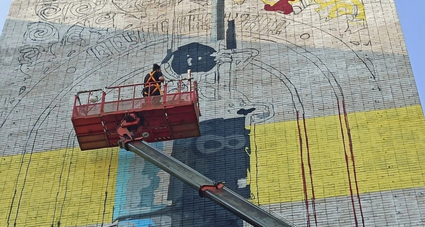 На Буденного,10 рисуют новый мурал