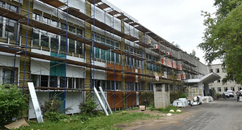 Александр Бречалов оценил масштабы ремонта в Глазовской больнице