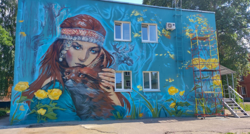 Новый мурал появился на стене Молодёжного центра в Глазове