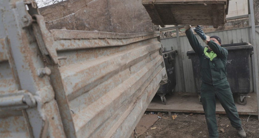 Жители Глазова жалуются на скопление крупногабаритного мусора в своих дворах