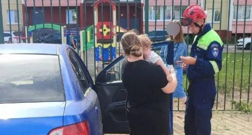 Спасатели в Удмуртии освободили годовалого ребенка, запертого в легковом автомобиле
