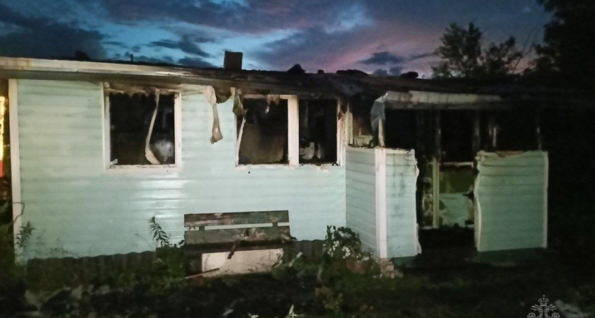 Из-за удара молнии сгорел садовый дом