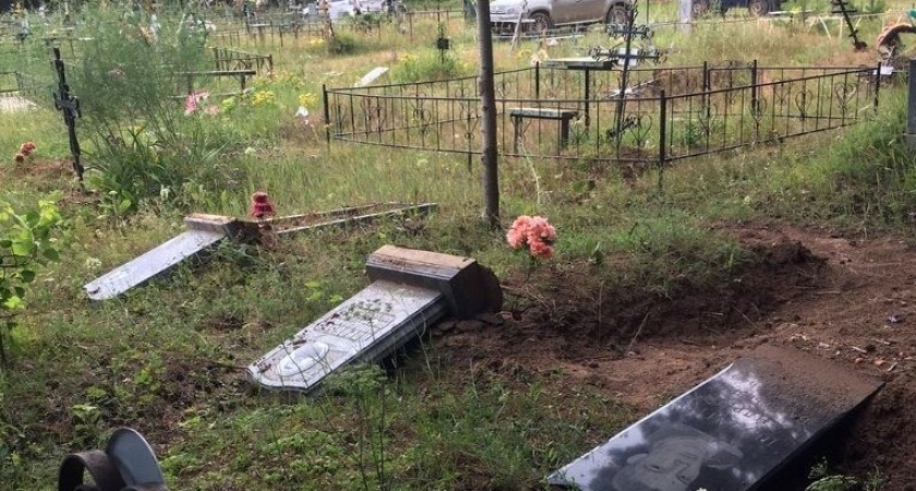 Десятки надгробий уничтожили вандалы на сельском кладбище в Удмуртии