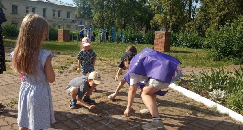 Подвижные игры (0+) во дворах Глазова проводят волонтеры Молодежного центра