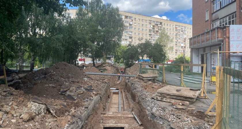 В Глазове продолжаются работы по замене теплового ввода к домам по ул. К. Маркса 10 и 12