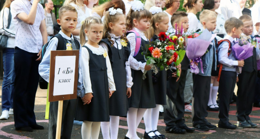 Многодетным родителям первоклассников выплатят по 4000 рублей