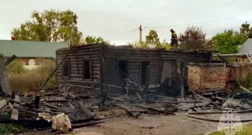 Школьницы сожгли нежилой дом в Глазове