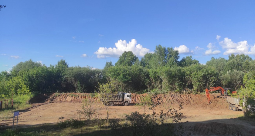 Жители дома Карла Маркса, 1 в Глазове рассказали, что рядом идет, возможно, несанкционированная стройка