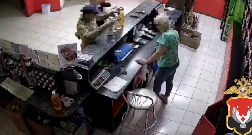 В Глазове оперативниками задержаны подозреваемые в краже денежных средств с банковской карты 59-летнего мужчины (ВИДЕО)