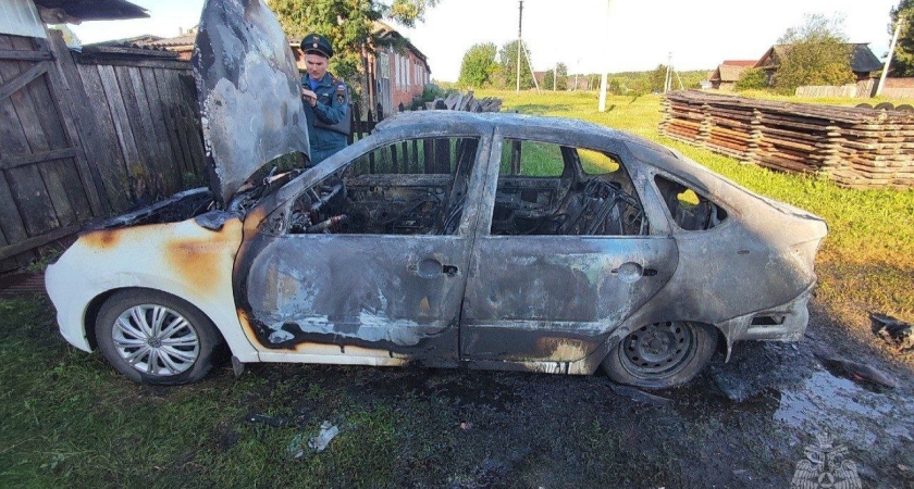 В Игринском районе женщина сожгла машину соседей