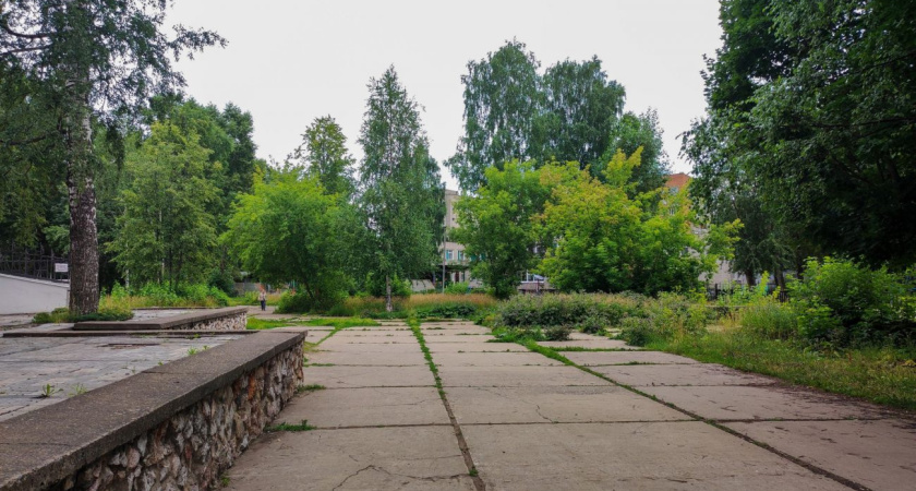 Уже конец июля, а работы на аллее возле детской школы искусств «Глазовчанка» так и не начинались