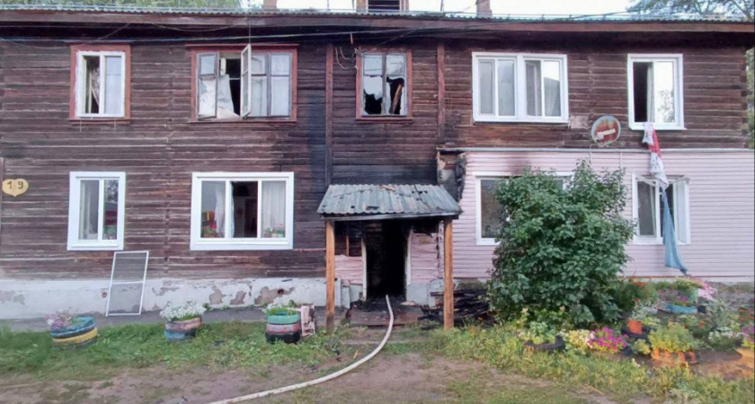 В восьмиквартирном деревянном доме ночью в Ижевске произошел пожар