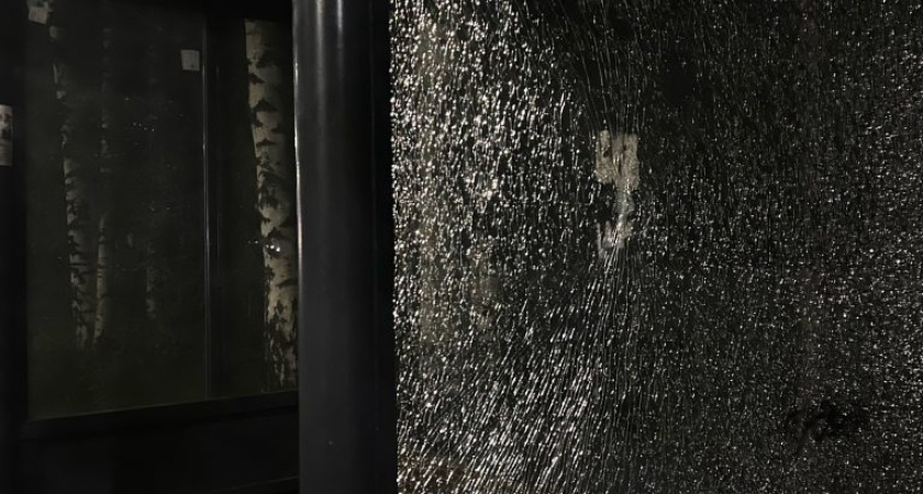 Новые остановки разбили неизвестные в Глазове