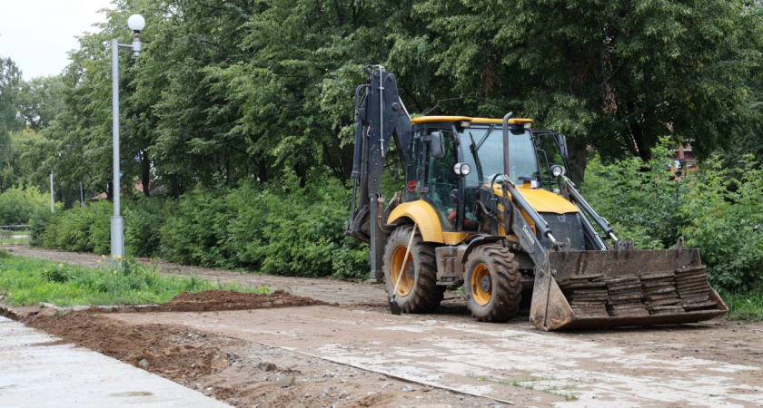 К демонтажу старой плитки приступили на бульваре Карла Маркса в Глазове