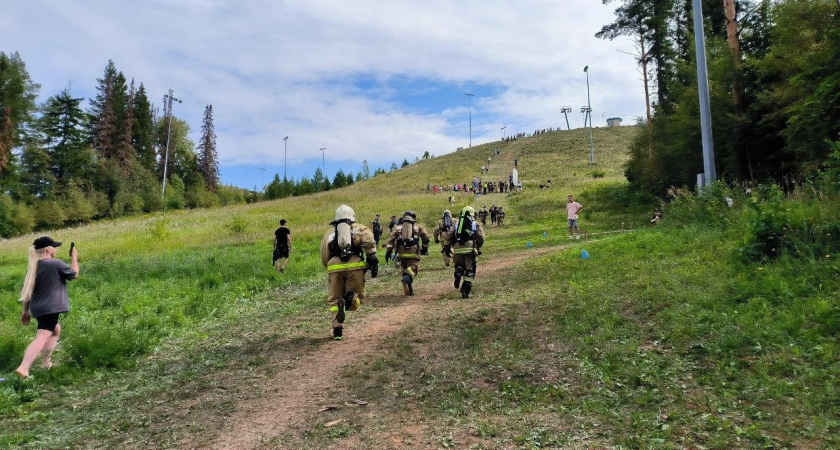 Пятнадцать человек поднимутся на гору Чекерил вместе с пожарными Удмуртии в их полном обмундировании