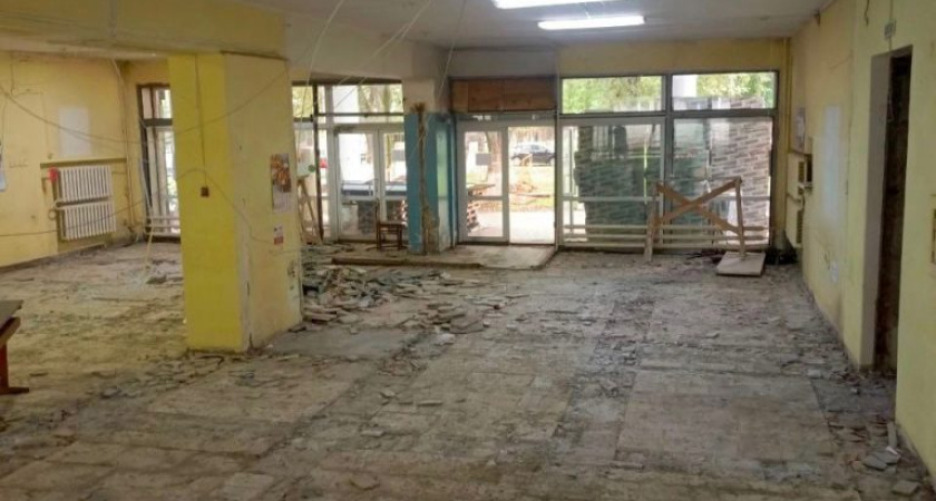 Начался ремонт в холле главного корпуса Глазовской межрайонной больницы