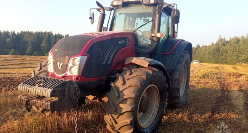 Трактор и два легковых автомобиля горели в Удмуртии