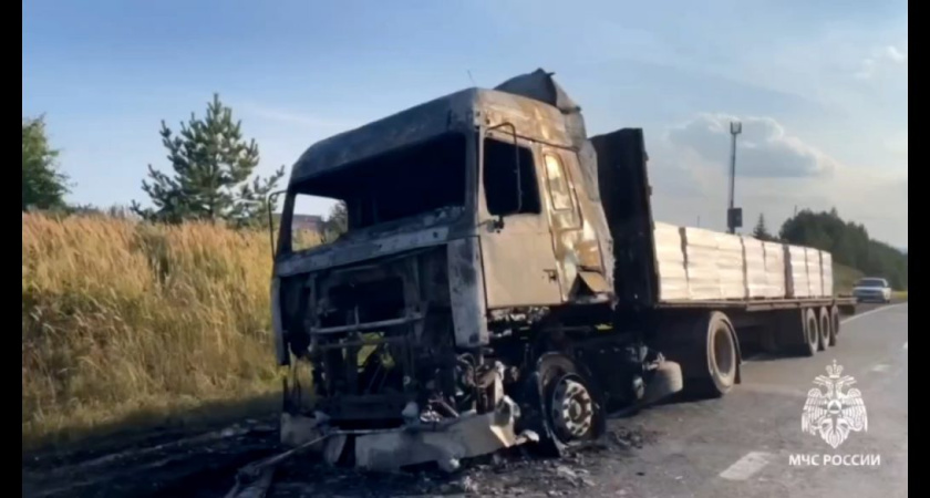 Грузовой МАЗ загорелся на трассе в Удмуртии