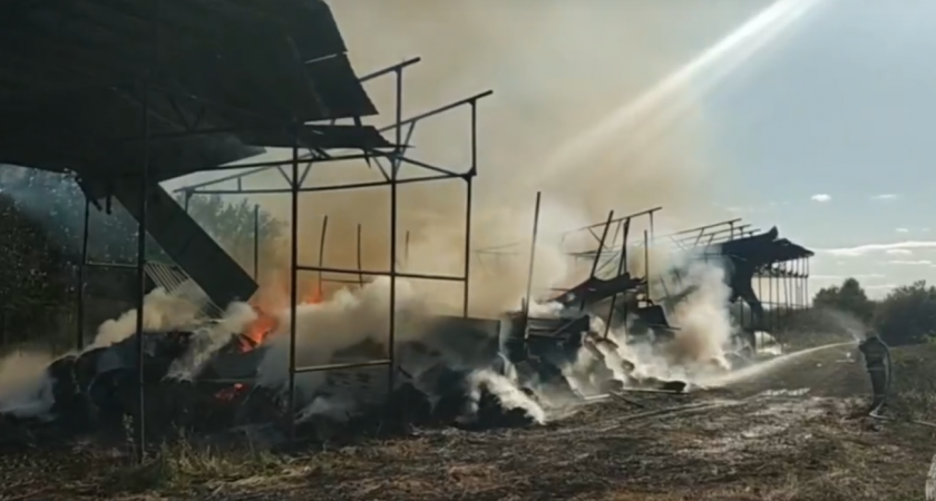 Больше 400 рулонов льна сгорело в Удмуртии