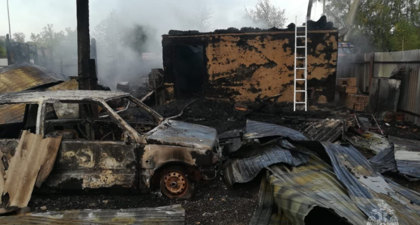 Дом и автомобиль сгорели на пожаре в Сарапульском районе