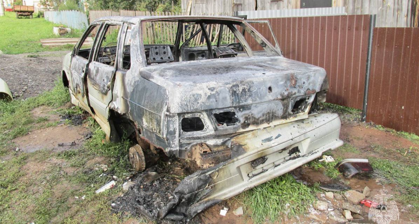 Дети сожгли легковушку в Удмуртии
