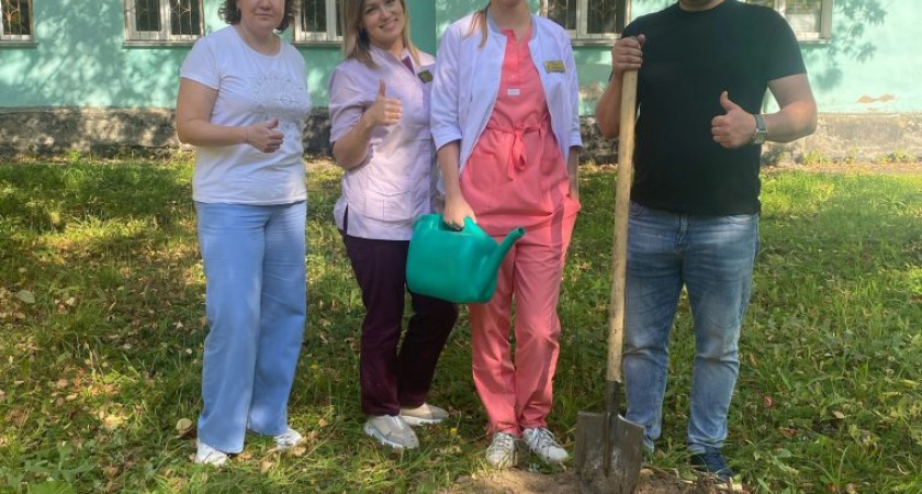 Глазовские медики высадили деревья в больничном городке