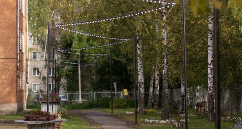 Гирлянда из ламп появилась на территории «Короленко-8»