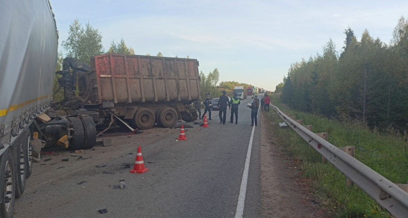 Водители двух грузовиков погибли на автодороге «Игра - Глазов»