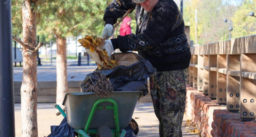 Коммунальные службы Глазова начали очистку ливнеприемников
