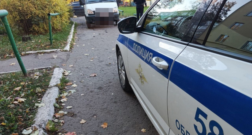 В Ижевске пожилую женщину сбила во дворе "Газель"