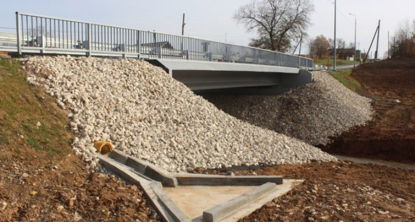 В Глазовском районе завершился ремонт моста через реку Люм