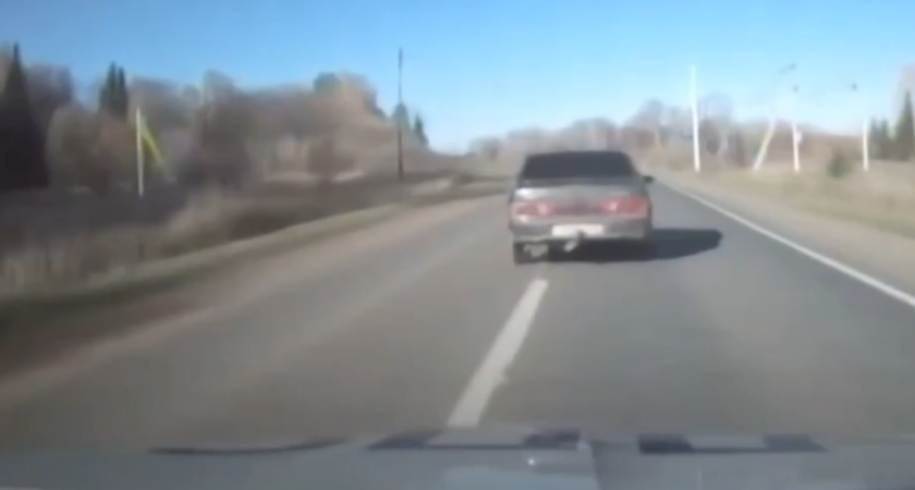 Выстрелом в колесо сотрудники дорожной полиции во время погони остановили водителя, пытавшегося скрыться (ВИДЕО)