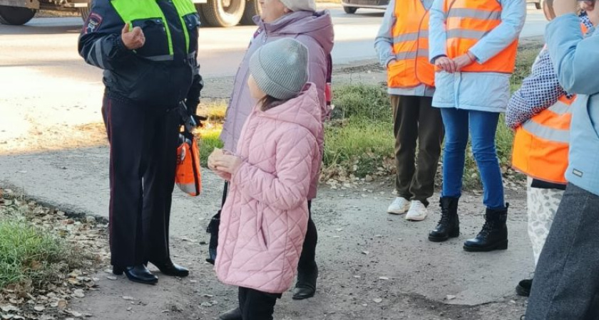 Сотрудники Госавтоинспекции напомнили пешеходам Глазова о правилах дорожного движения