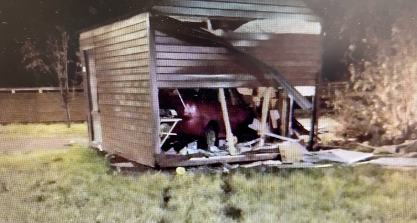 Автомобиль протаранил ларек в Горсаду Глазова