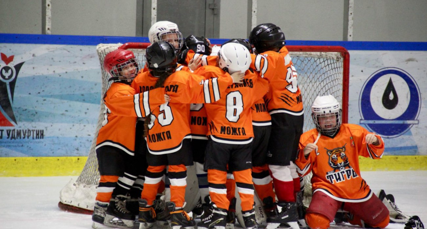 В Удмуртии продолжается хоккейный турнир на Кубок Калашникова